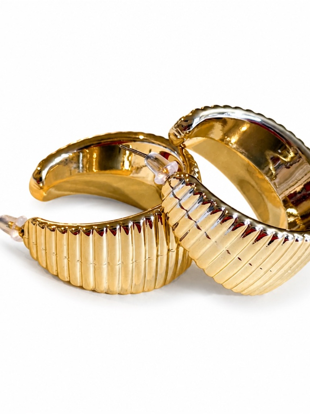 Gold hoop ribbed earrings*